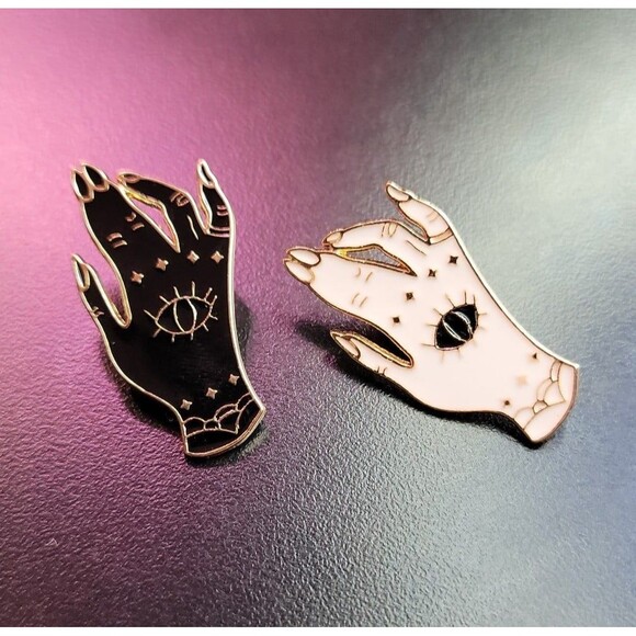 Witchy hand seeing eye enamel pins - Picture 1 of 2